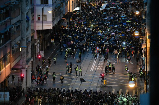 홍콩, 송환법 반대 시위 또 경찰과 충돌…中 오늘 입장 발표