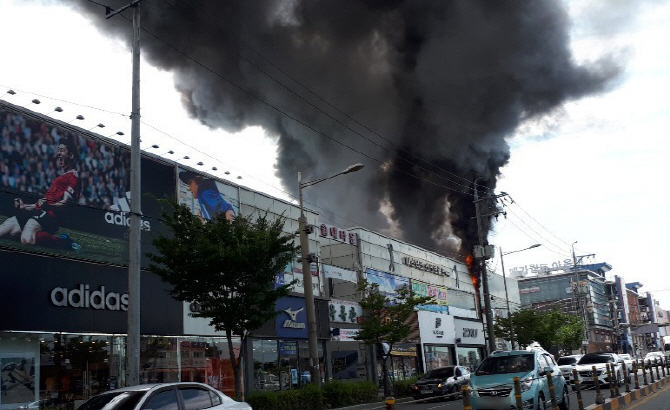 전주 화재, 1시간30분 만에 진화…'인명피해無·억대 재산피해'