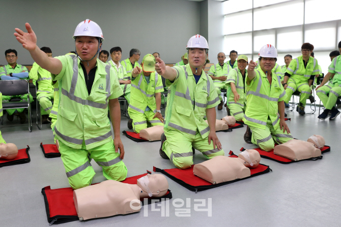 [포토] 심폐소생술 교육받는 서초구 환경미화원