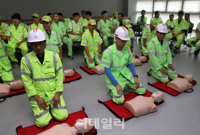 [포토] 환경미화원, 심폐소생술 교육중