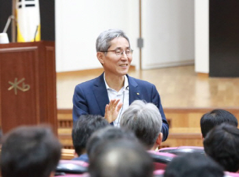 윤종규式 '원 펌'…은행·증권 WM 복합점포 확 늘린다