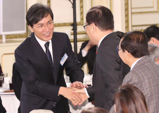 향후 행보 說說說…여권 최대 잠룡 안희정의 시나리오는?