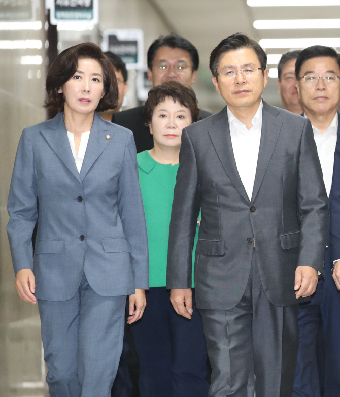 '집토끼만 잡다가 지지율 추락'…답 없는 황교안號