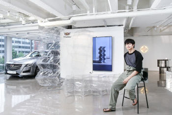 아티스트 김충재와 콜라보 ‘캐딜락오브제’ 창작 및 전시