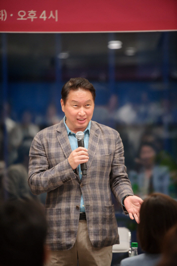 최태원 회장 “기업, 경제적 가치만 추구해서는 지속 불가능”