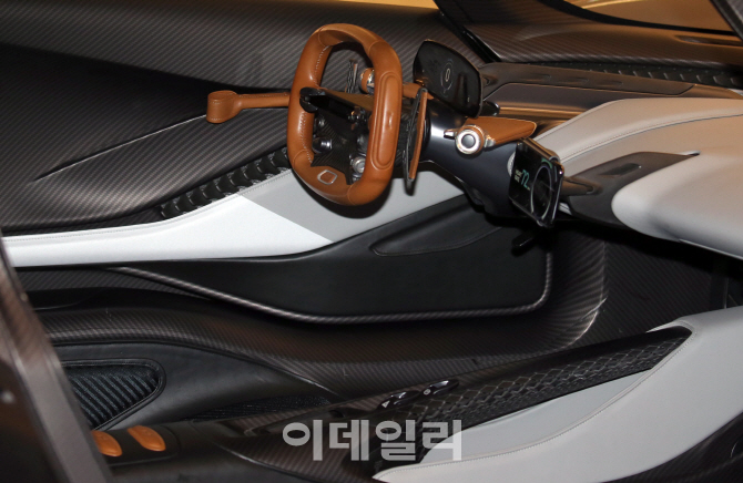 [포토]애스터마틴 '발할라'의 운전석