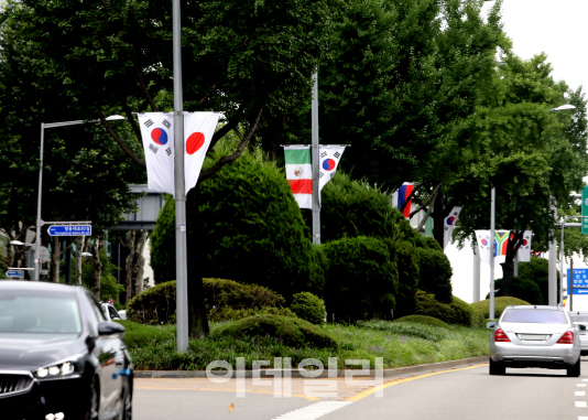 [동네방네]강남구, 무역센터 인근 만국기서 일장기 철거한다