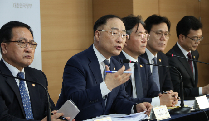 “소재·부품 경쟁력 강화 계기로”…정부, 日대응체계 새로 짠다