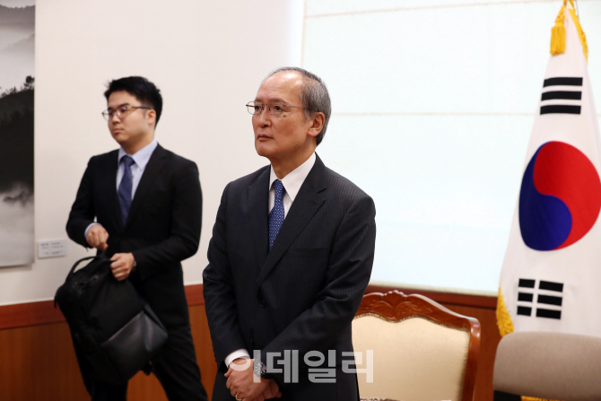 [포토] 조세영 차관 기다리는 주한일본대사