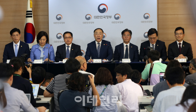 홍남기 "우리도 화이트리스트서 日 제외…수출관리 강화"