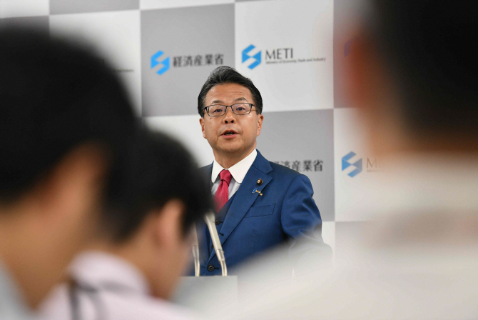 '韓 백색국가서 일본 제외' 맞불에 日 "한국이야말로 냉정해야"