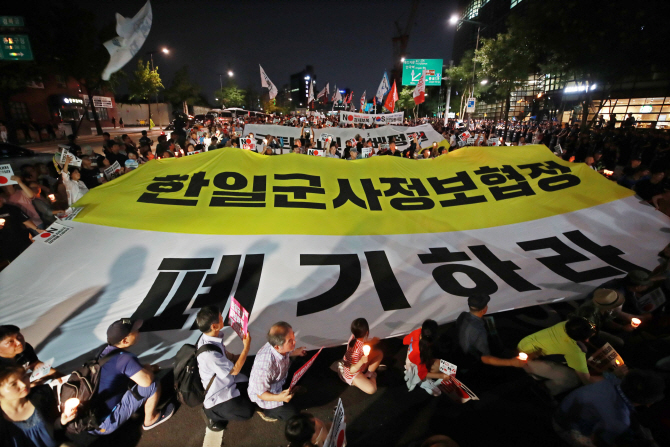 日 '경제보복'에 군사정보협정 폐기 '강경론' 급부상