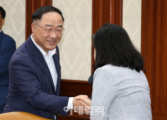 [포토]유명희 통상교섭본부장과 인사 나누는 홍남기 부총리