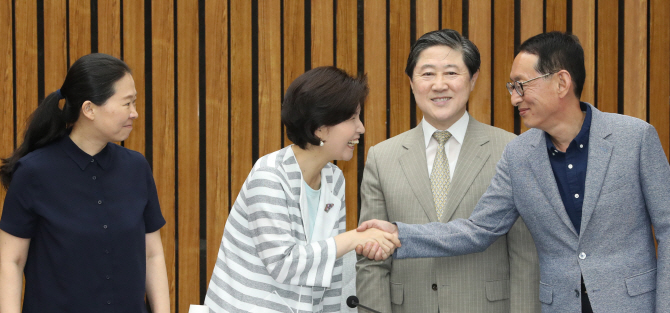 사개특위 새 위원장에 유기준 한국당 의원 선출