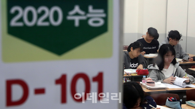 [포토]더위도 잊은 채 수능 준비