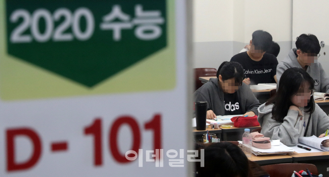 [포토]더위도 잊은 채 수능 준비하는 수험생들