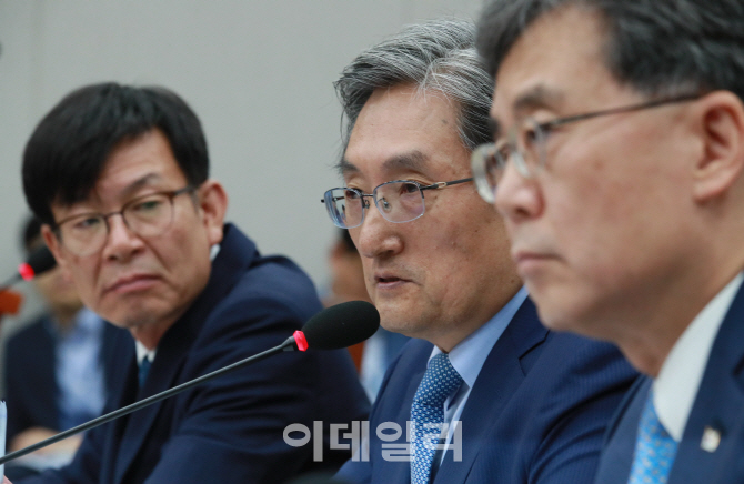 [포토]노영민, '우리도 화이트리스트에서 日 제외'