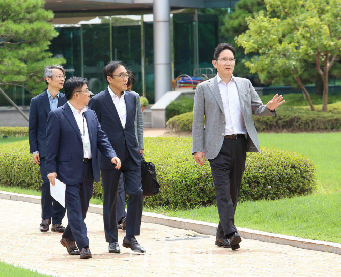 [단독]이재용 첫 현장 `온양·천안 사업장`..반도체 끝단부터 점검