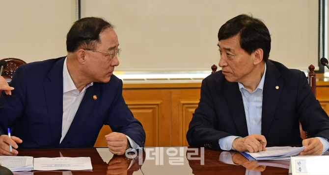 [포토]이야기 나누는 홍남기 경제부총리-이주열 한국은행 총재