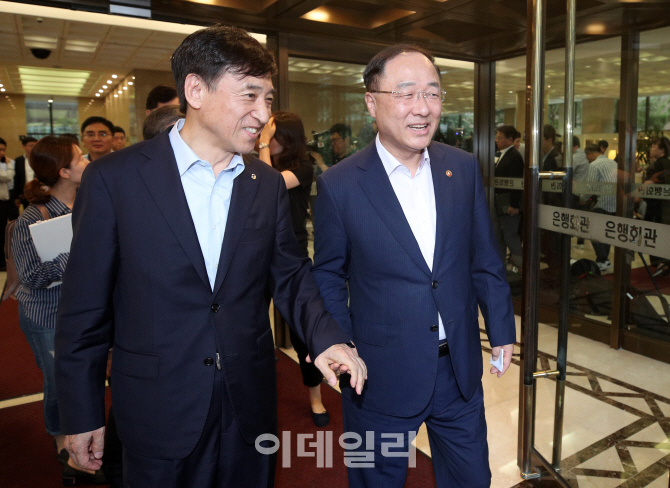 [포토]밝은 표정 짓는 홍남기 경제부총리-이주열 한국은행 총재