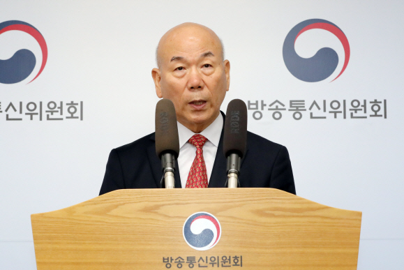 '사의' 이효성 방통위원장 "자의로 떠난다"…외압설 일축