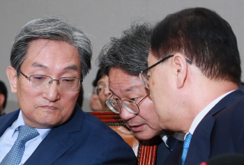 靑 국회 불러 놓고 태도·사과 공방 벌일 때인가