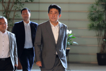 日, 한달만에 수출허가했지만…"언제든 규제 확대" 으름장