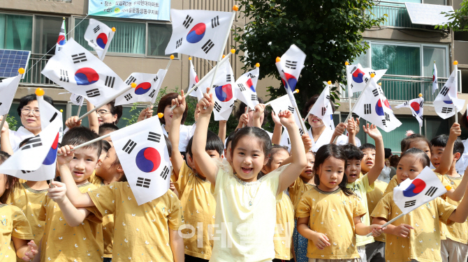 [포토]제74주년 광복절 앞두고 태극기 흔드는 어린이들