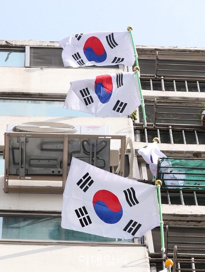[포토]태극기가 바람에 펄럭입니다!