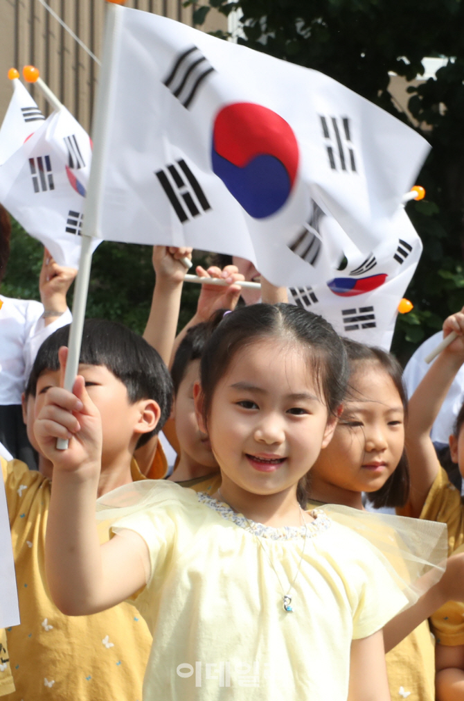 [포토]힘차게 흔들리는 태극기