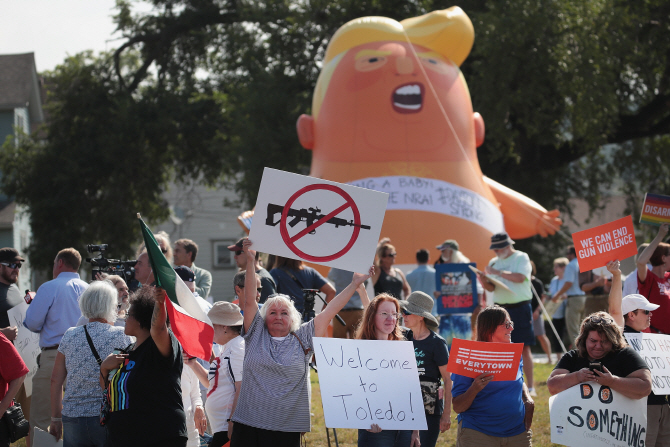 "총도 트럼프도 싫다"…총격사건 후 反트럼프 시위