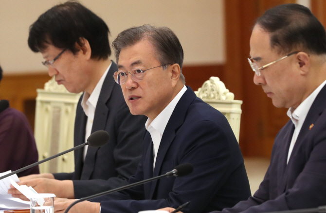 文대통령 "불확실성 여전"…日 첫 수출허가에도 총력대응 고삐
