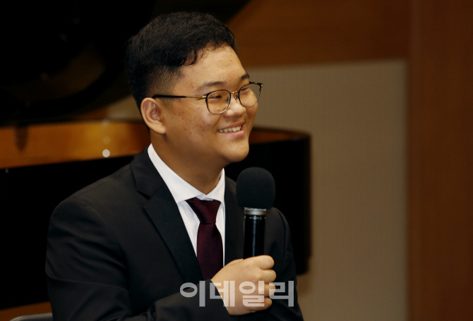 '데뷔앨범' 낸 피아니스트 김두민.."10대의 순수함 표현했죠"
