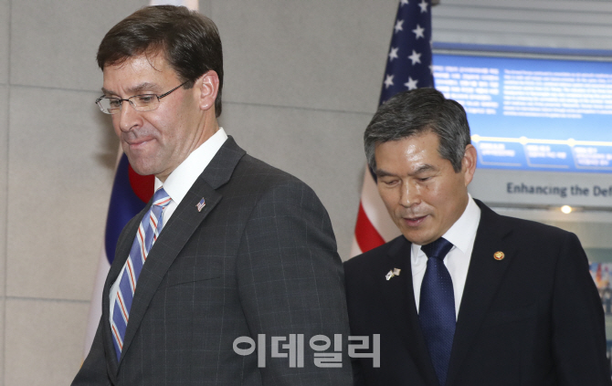 [포토]에스퍼 美 국방, 취임 후 첫 방한.. 정경두 국방부 장관 만나다