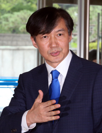 '서해맹산' 충무공 한시 구절 인용…조국 "검찰 개혁 완수"(종합)