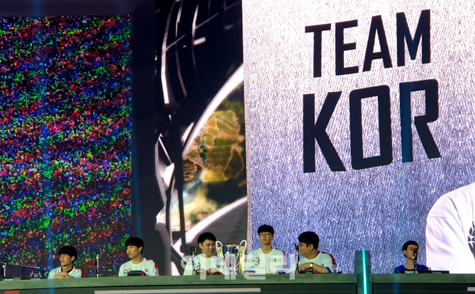 한국, ‘노 치킨’에도 첫날 종합 1위…우승 청신호(종합)