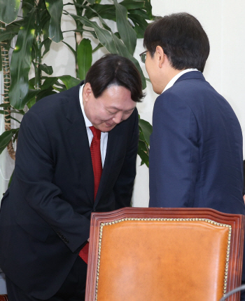 국회 찾은 윤석열에 黃 “선·후배 끼리 이야기 좀”