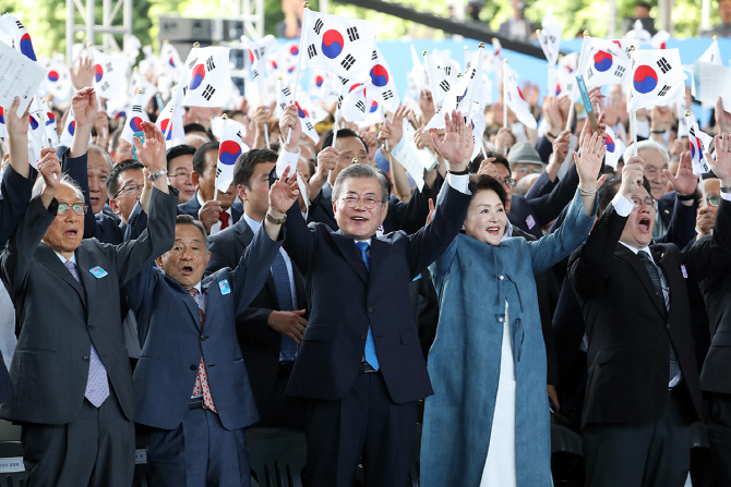 [지지율로 보는 한주]日속도조절에도 文대통령 '불확실성' 강조…8·15 분수령