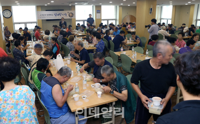 [포토] 구세군자선냄비본부, 삼계탕 나눔행사