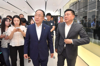 홍남기 만난 디스플레이업계 "日견제·中추격 '이중고'"(종합)
