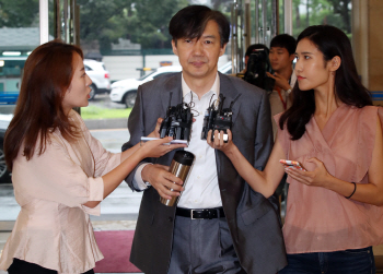 조국 지명에 ‘색깔론’ 만지작 野, 철통방어 나선 與