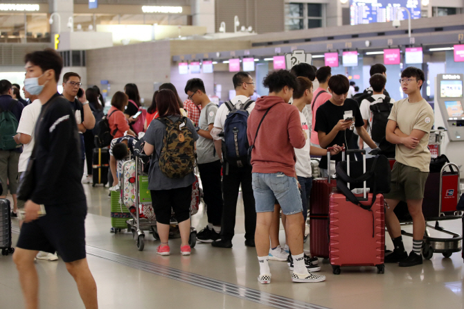 시위대 점거로 마비된 홍콩 국제공항, 운항 재개