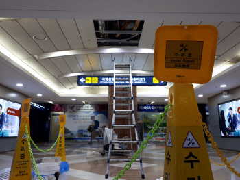 우천마다 빗물 새는 김포공항 지하통로…"주먹구구식 운영"