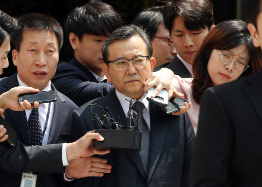 '신상털이' '생뚱맞은 기소'…피고인석 김학의, 檢 맹비난