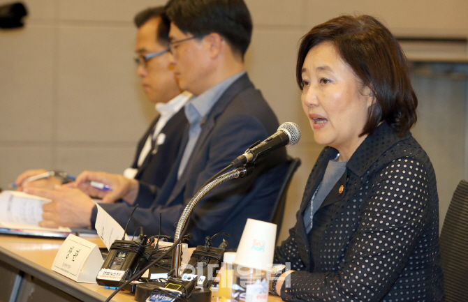 [포토]박영선 장관, "대·중소기업 분업적 협력 이루어져야"