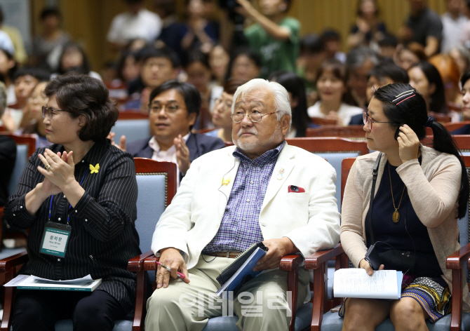 [포토] 심포지엄 참석하는 마이크 혼다 전 하원의원