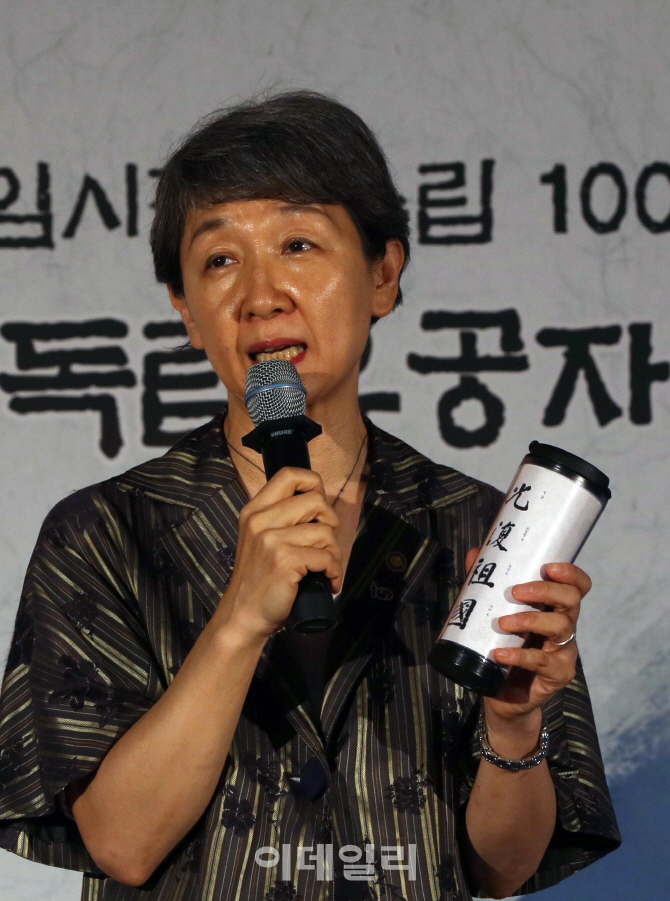 [포토] 정재숙 문화재청장, "스타벅스 감사합니다~"