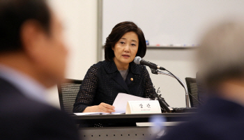 박영선 “소재산업 육성 위해 화관법·화평법 완화 목소리 전달할 것”