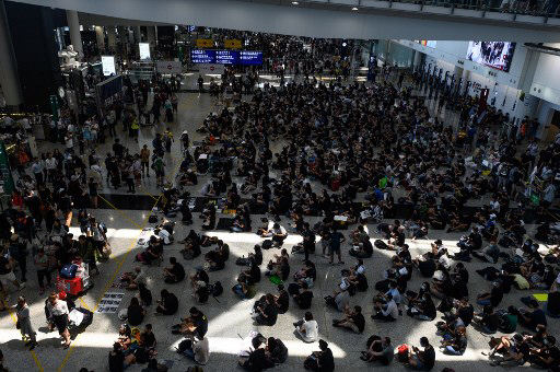 홍콩 시위대, 또 다시 공항으로… 일부 운항 취소