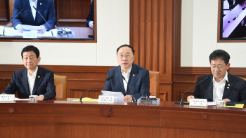 홍남기 부총리 “日 부당한 수출제한조치 원상회복 촉구”(상보)